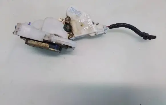 Nissan X-Trail T30 Front door lock