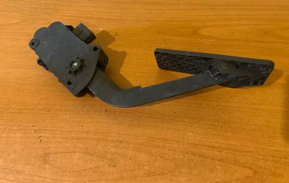 Chrysler Voyager Accelerator throttle pedal 04861650AB 2034PE4203 07306