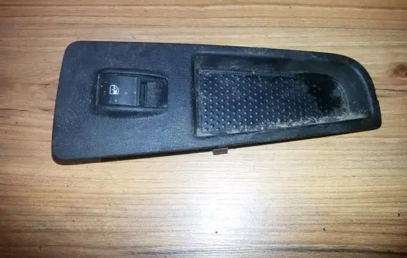 Fiat Grande Punto Electric window control switch 04709a832