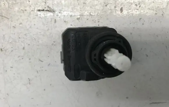 Headlight level adjustment motor