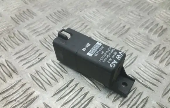 Audi A3 S3 A3 Sportback 8P Glow plug pre-heat relay 038907281D