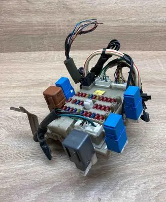 Nissan Primera Fuse module 24350AV700 1126012