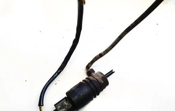 Volkswagen PASSAT B5 Windscreen/windshield washer pump 1j0973722