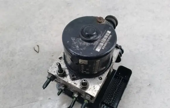 Skoda Octavia Mk2 (1Z) ABS Pump 