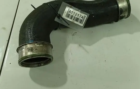 Volkswagen PASSAT B6 Intercooler hose/pipe 