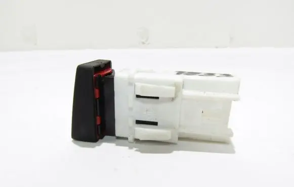 Nissan Qashqai+2 Hazard light switch