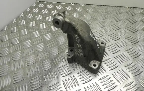 Mercedes-Benz E W211 Engine mounting bracket A6422230104 VD10783