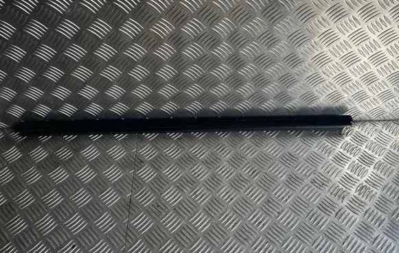 Peugeot 308 Rubber seal front door window/glass 