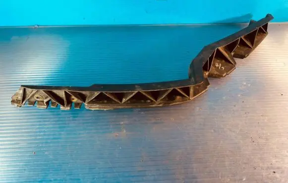 Skoda Octavia Mk2 (1Z) Front bumper mounting bracket 1Z0807183B 1Z0807183