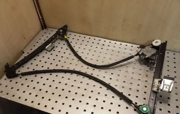 Rear door manual window regulator