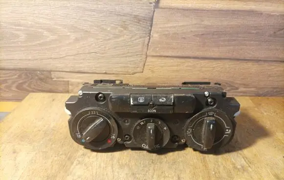 Volkswagen Jetta V Climate control unit