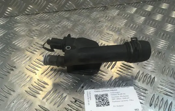 Volkswagen PASSAT B6 Engine coolant pipe/hose 038121132G
