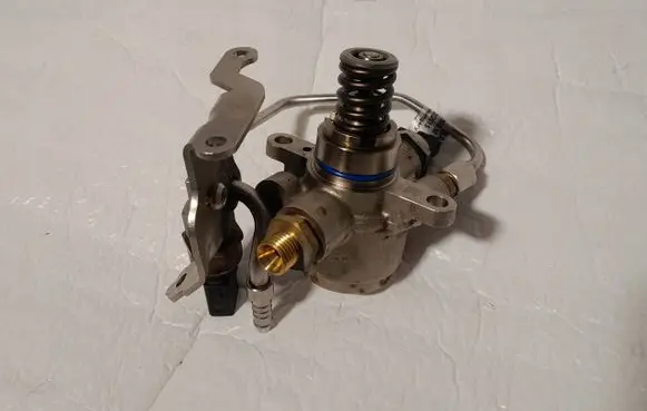 Audi A5 Fuel injection high pressure pump 06M127503M