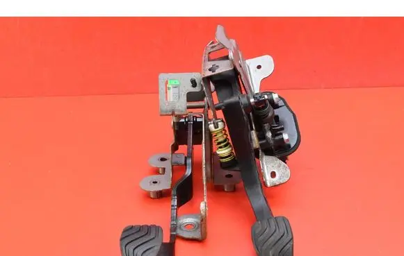 Accelerator throttle pedal