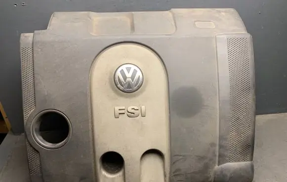 Volkswagen Golf V Engine cover (trim) 03C183