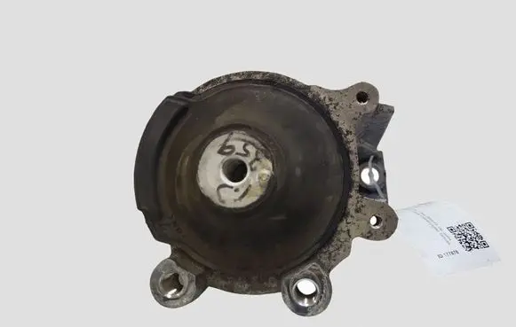 Honda CR-V Engine mount bracket