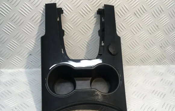 Cup holder front