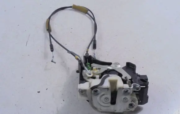 Mitsubishi Lancer VIII Front door lock