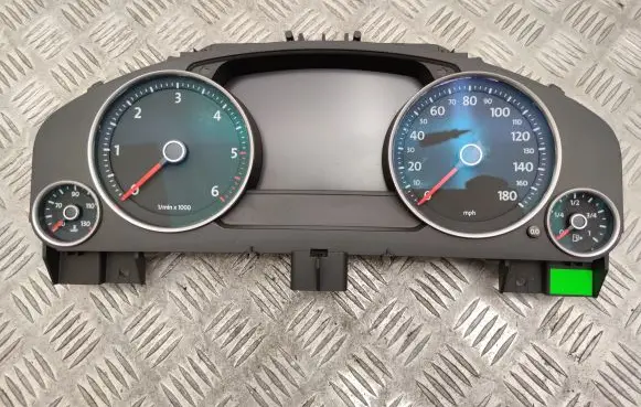 Volkswagen Touareg II Speedometer (instrument cluster) 7P6920981M 0263677082