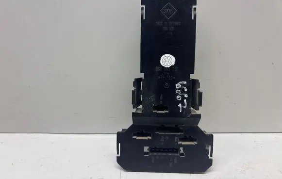 Volkswagen PASSAT B5 Tail light bulb cover holder 3B9945257