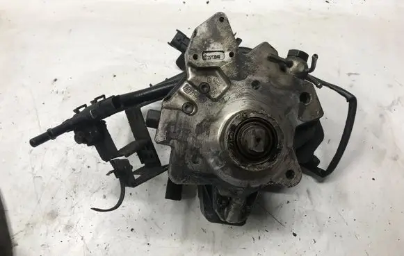 KIA Carens II Fuel injection high pressure pump 0445010121 3310027400