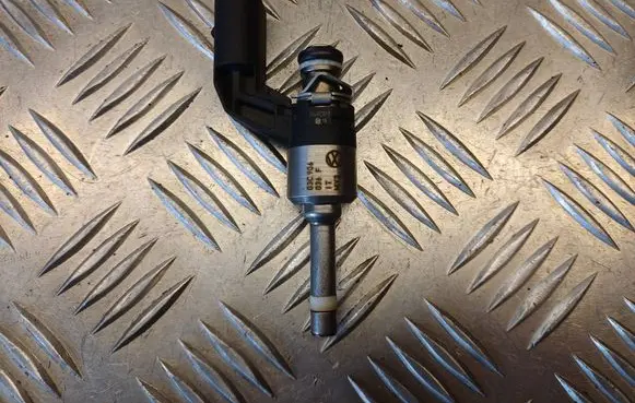 Volkswagen Scirocco Fuel injector 03C906036F