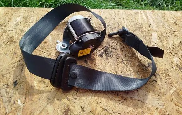 Rear seatbelt