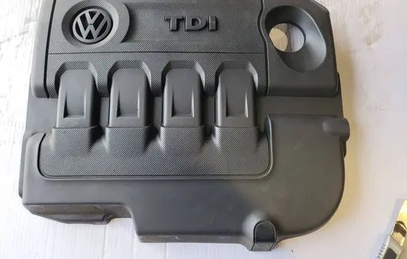 Volkswagen PASSAT B8 Engine cover (trim) 04L103954T