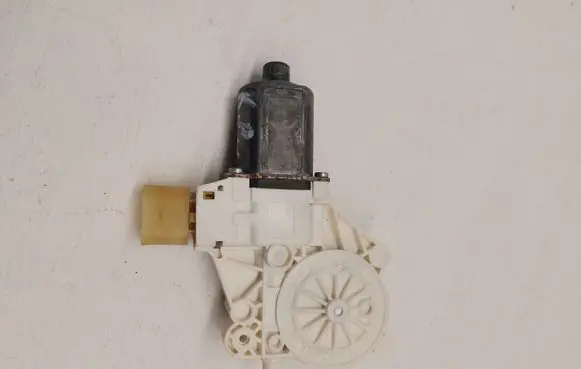 BMW M4 F82 F83 Front door window regulator motor 7046031