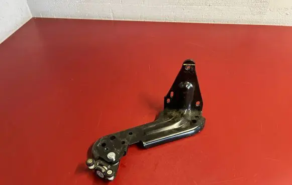 Chrysler Pacifica Sliding door lower roller guide/hinge VR097