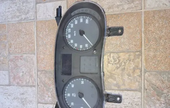 Opel Vivaro Speedometer (instrument cluster) P8200283199D 281123777 NS8672334T