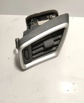 Nissan Qashqai Dashboard side air vent grill/cover trim 30490001 687604EA0A