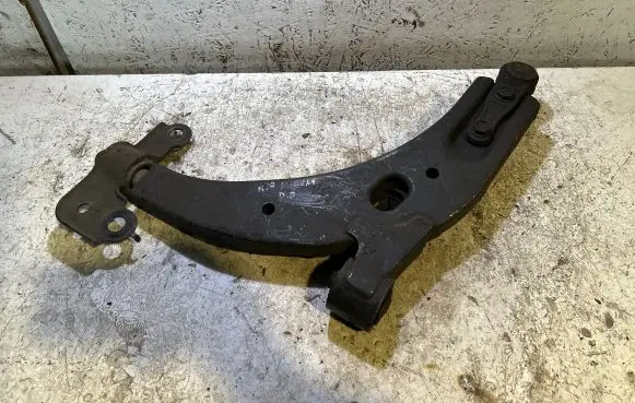 KIA Carens I Front lower control arm/wishbone