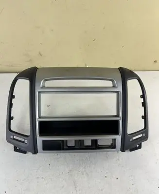 Hyundai Santa Fe Radio/GPS head unit trim U0443448