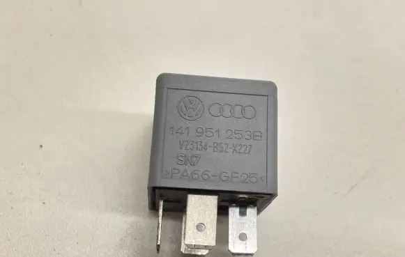 Volkswagen Tiguan Other relay 141951253B