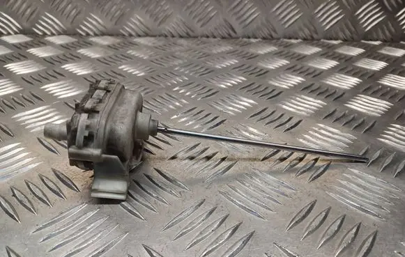 Audi A4 S4 B5 8D Central locking vacuum pump 8D0862153