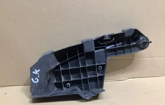 Rear bumper mounting bracket