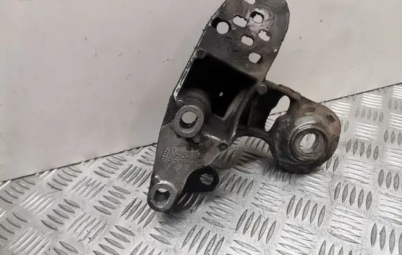 Volkswagen PASSAT B5.5 Engine mounting bracket 8E0199351
