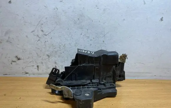 Mercedes-Benz E W210 Front door lock 2027204435 C2784