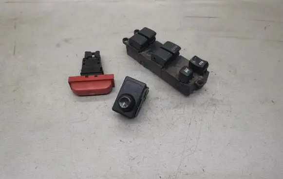 Nissan X-Trail T30 Electric window control switch 06016