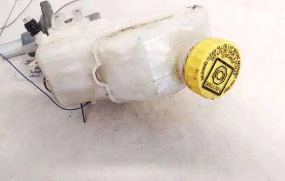 Brake fluid reservoir