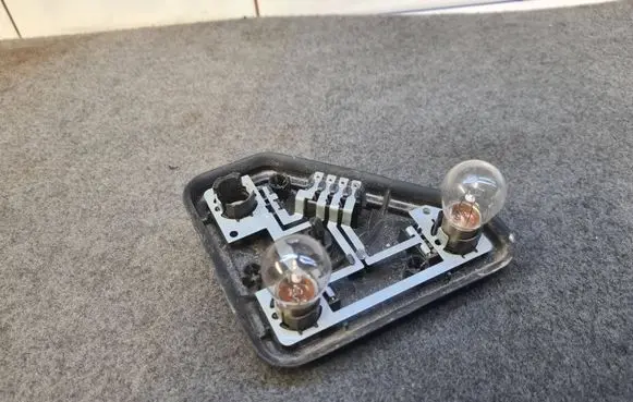 BMW 5 E39 Tail light bulb cover holder 8371325 333405