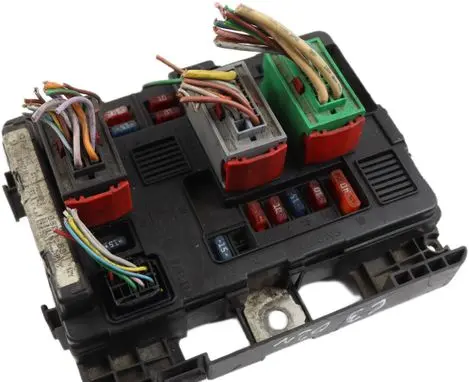 Peugeot 307 Fuse module 9643498980 S118470002E