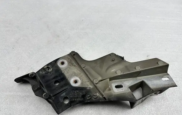 Audi A8 S8 D4 4H Fender mounting bracket 4H0821233