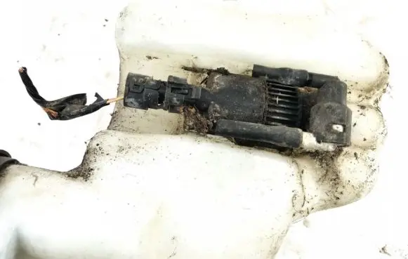 Renault Clio II Windscreen/windshield washer pump
