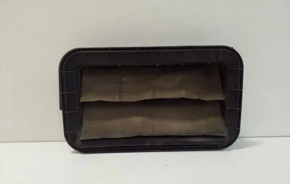 Quarter panel pressure vent