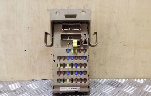 Subaru Outback Fuse module JB200500N 82201AJ000