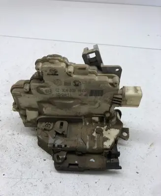 Volkswagen PASSAT B7 Rear door lock 3C4839016A