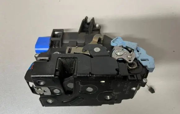 Volkswagen Caddy Front door lock 3D1837016 A00468