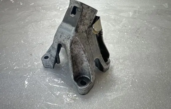 Audi A6 S6 C7 4G Engine mounting bracket 8K0199387S 8K0199307BJ